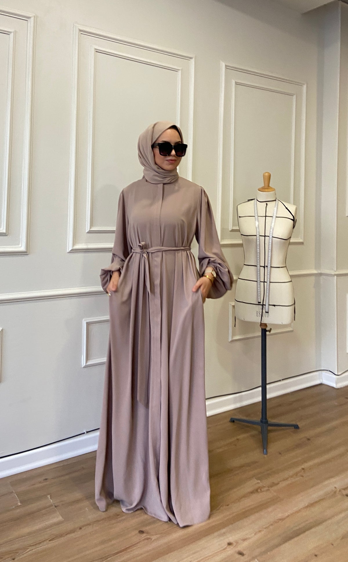 Lina Mısır İpeği Balon Kol Gizli Fermuarlı Cepli Kemerli Ferace – Bej