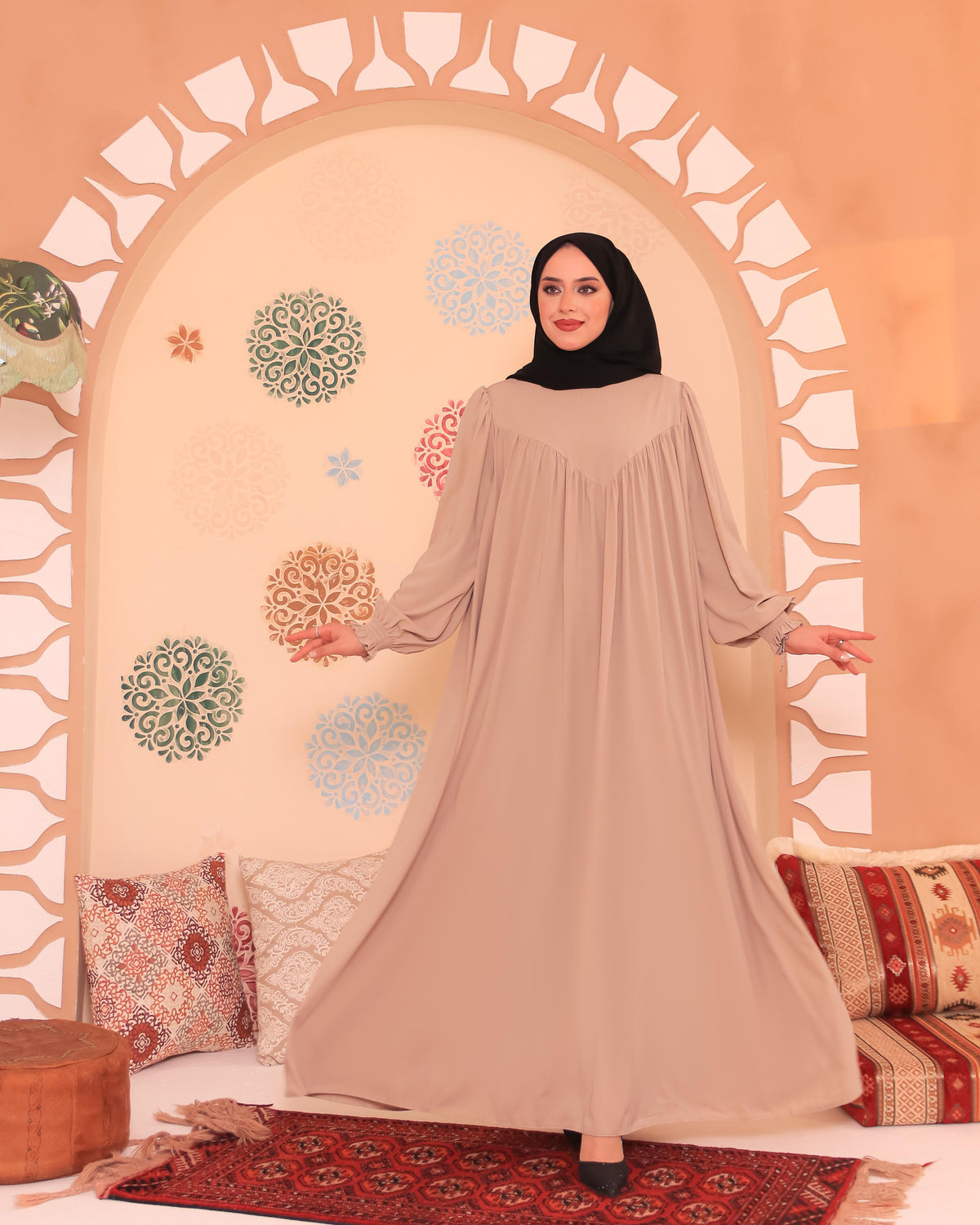 Robadan V Büzgülü Gipe Lastikli Manşetli Oversize Elbise – Bej