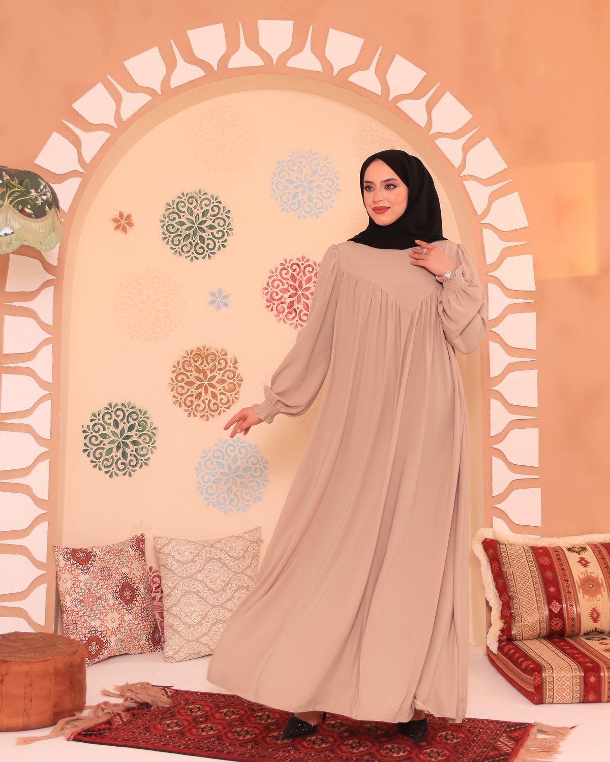 Robadan V Büzgülü Gipe Lastikli Manşetli Oversize Elbise – Bej