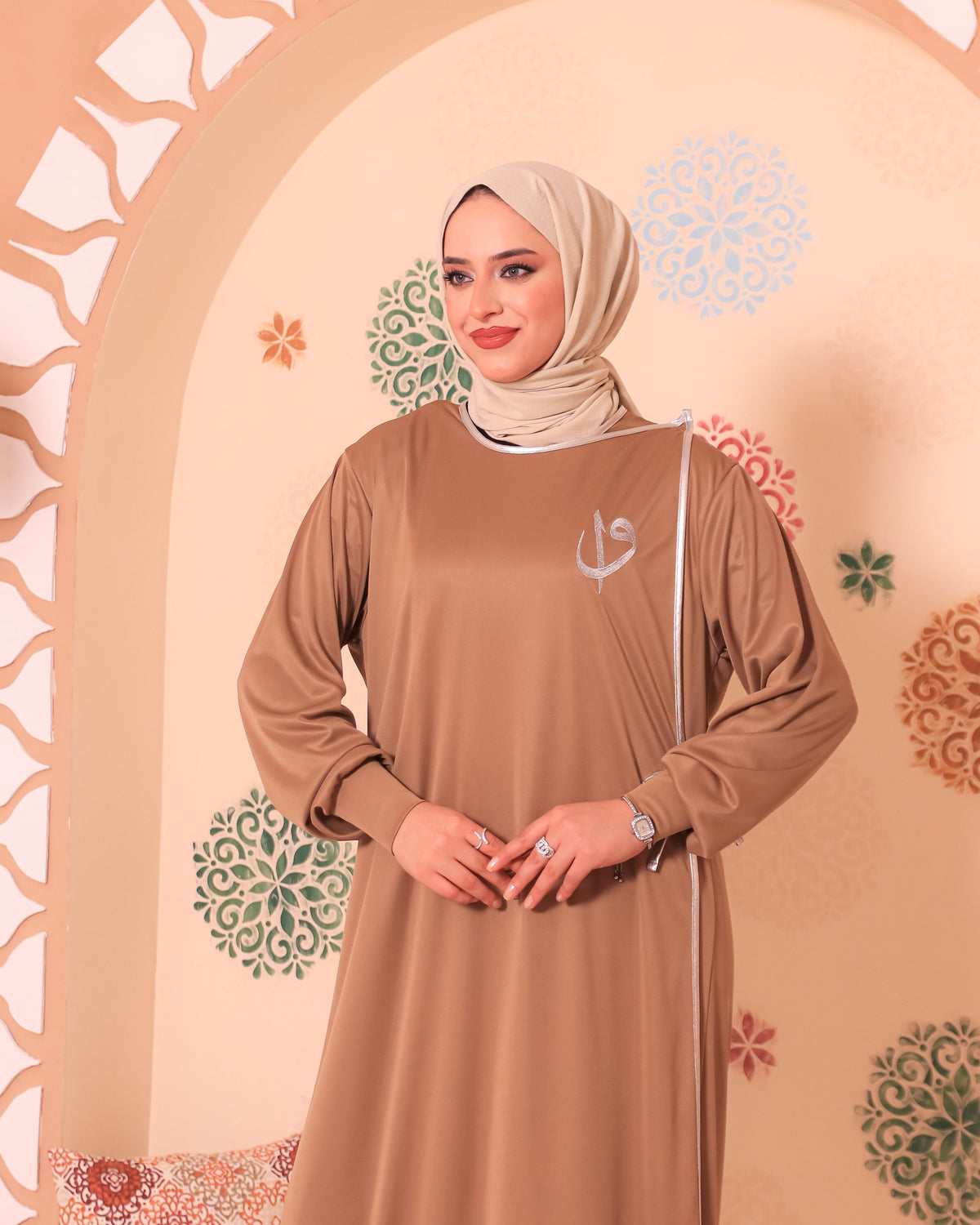 Elif Vav Nakışlı Biyeli Oversize Denye Namaz Feracesi - Camel