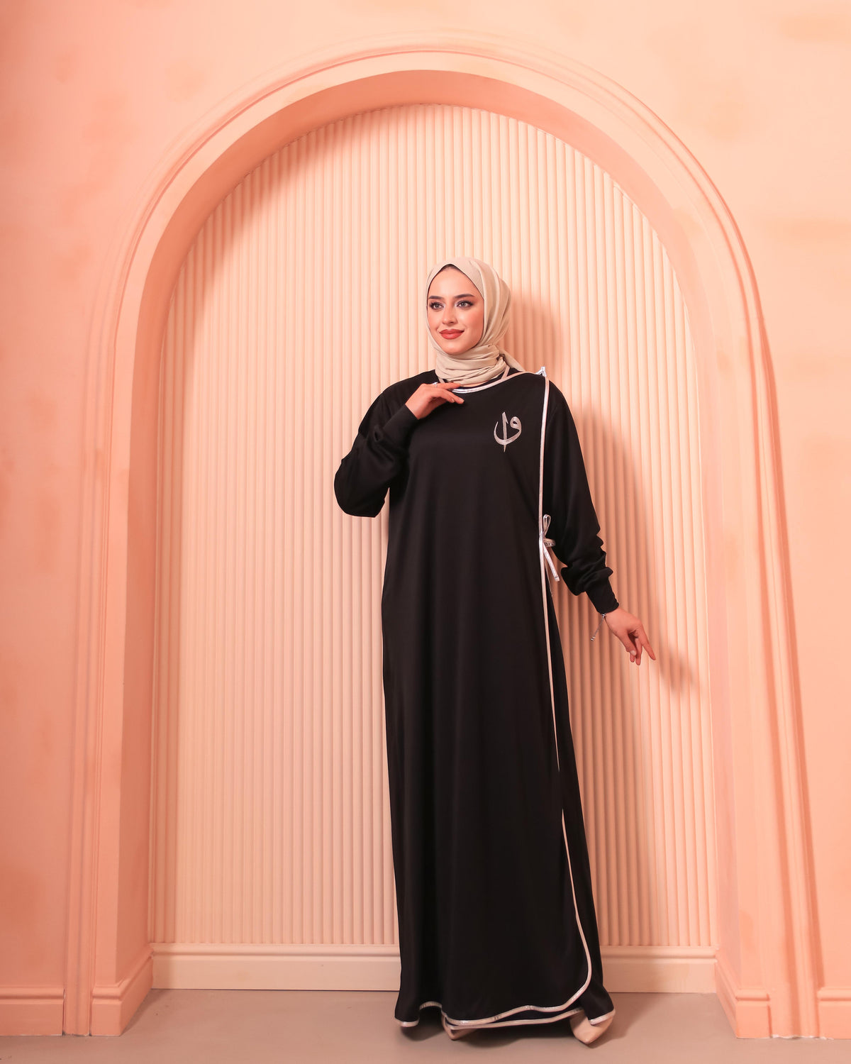 Elif Vav Nakışlı Biyeli Oversize Denye Namaz Feracesi - Siyah