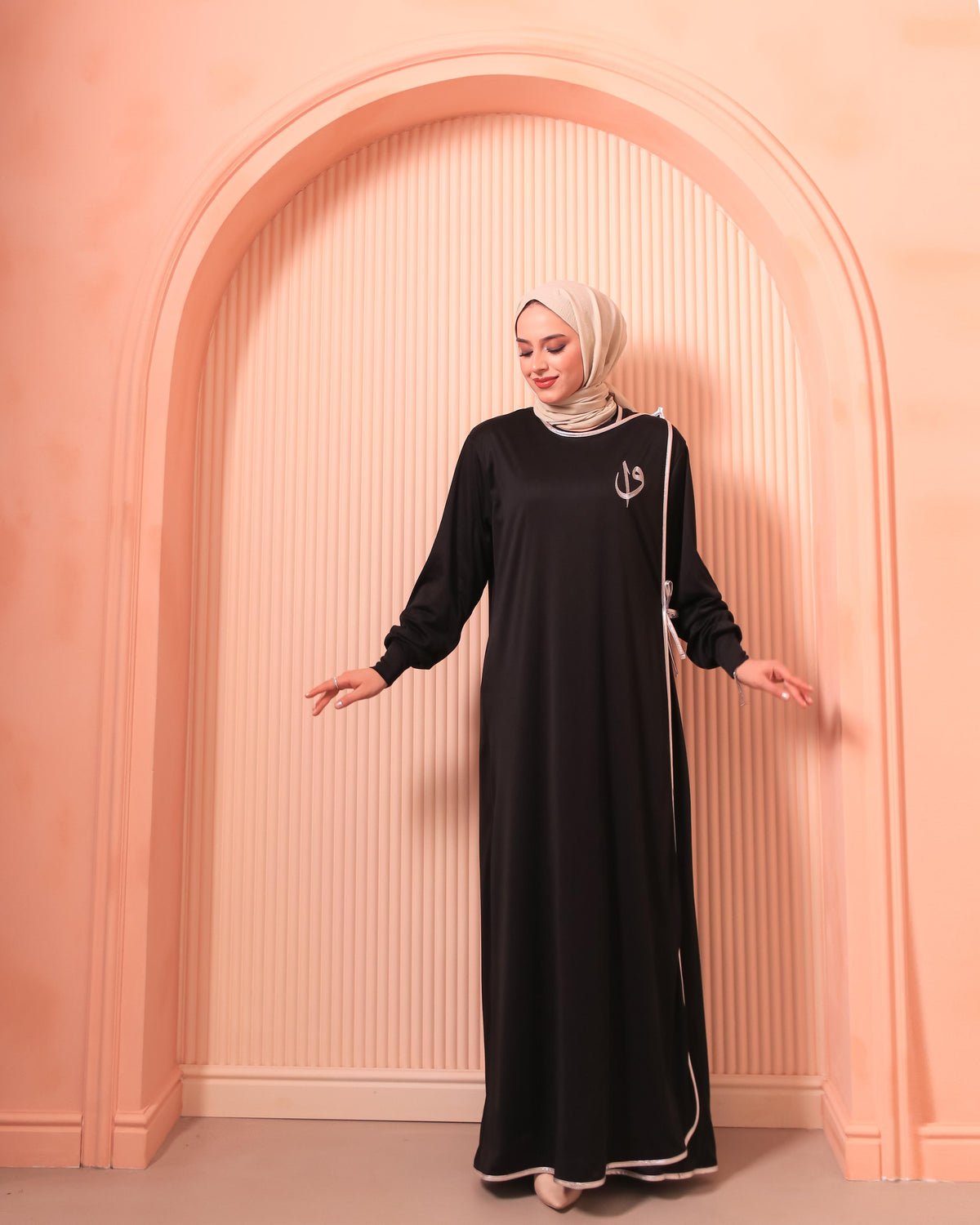 Elif Vav Nakışlı Biyeli Oversize Denye Namaz Feracesi - Siyah