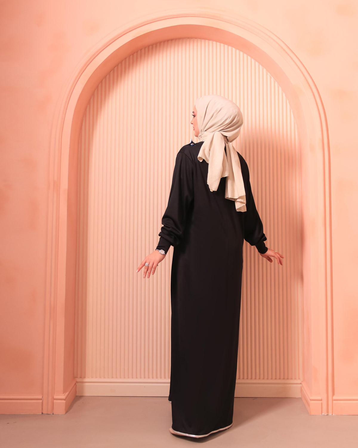 Elif Vav Nakışlı Biyeli Oversize Denye Namaz Feracesi - Siyah