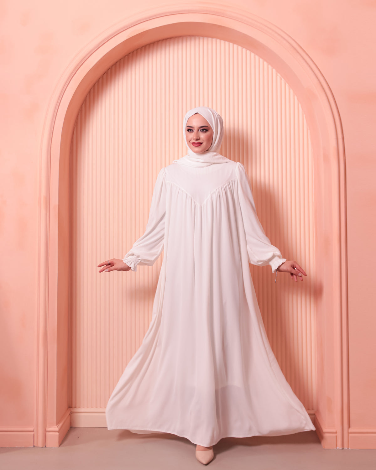 Robadan V Büzgülü Gipe Lastikli Manşetli Oversize Elbise – Beyaz