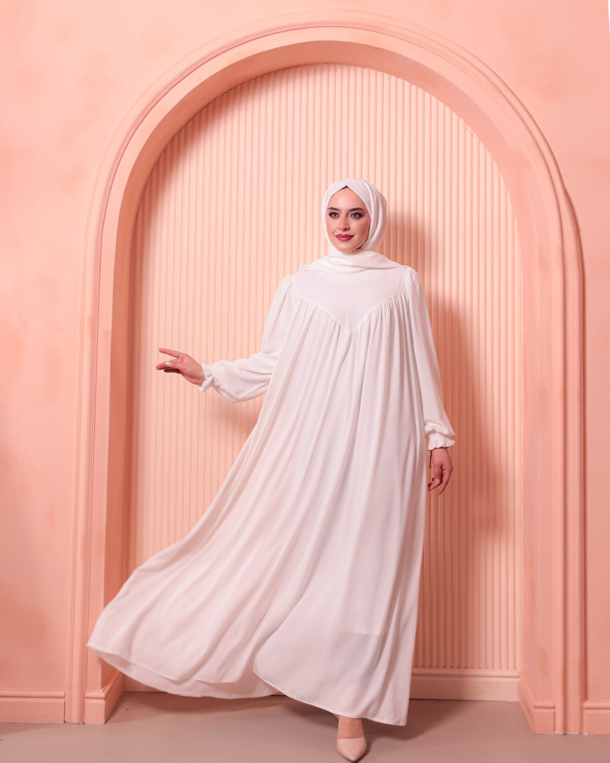 Robadan V Büzgülü Gipe Lastikli Manşetli Oversize Elbise – Beyaz