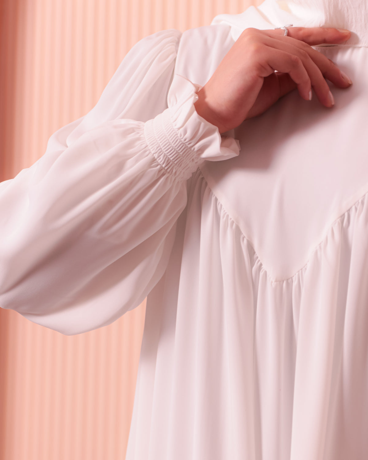 Robadan V Büzgülü Gipe Lastikli Manşetli Oversize Elbise – Beyaz