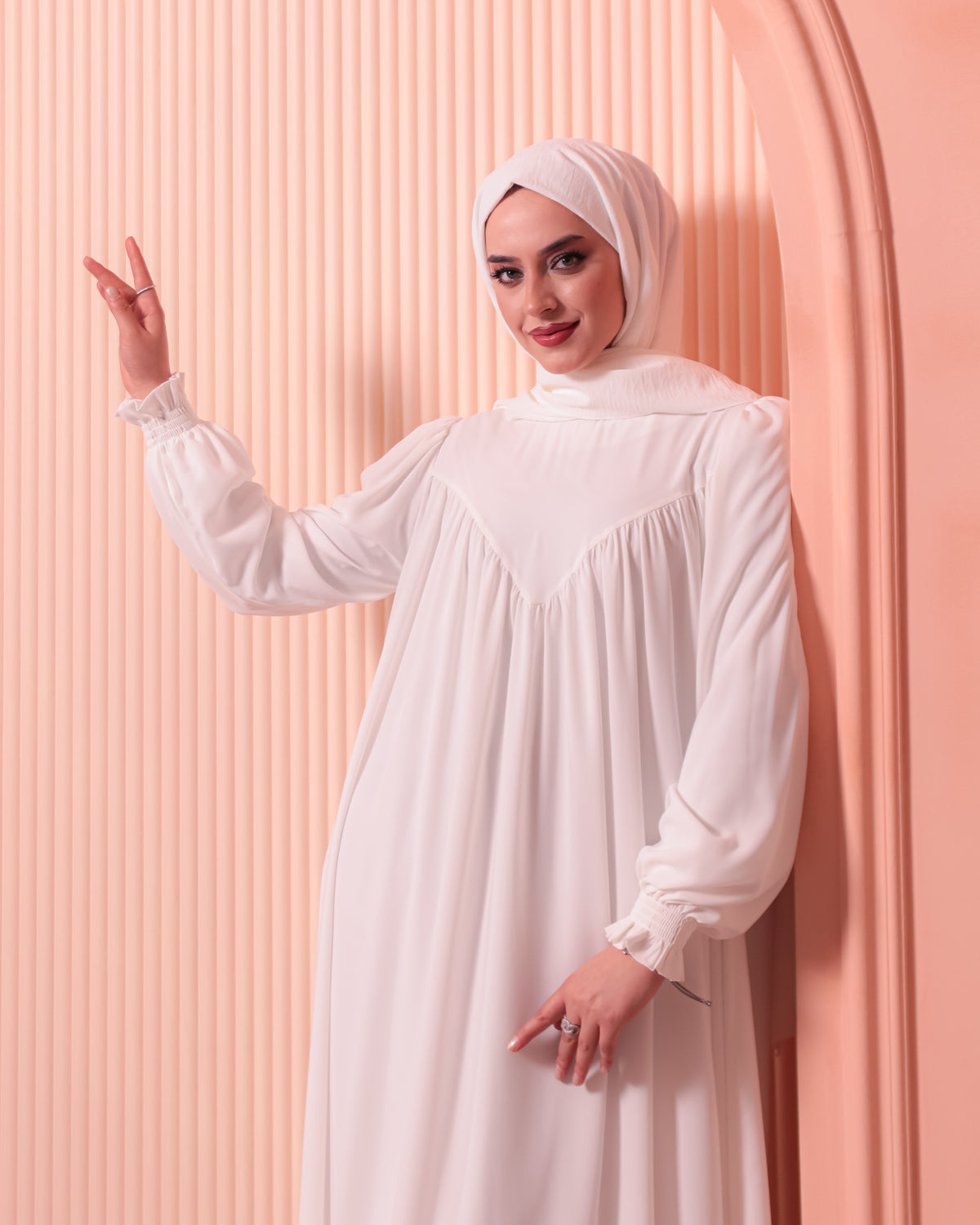 Robadan V Büzgülü Gipe Lastikli Manşetli Oversize Elbise – Beyaz