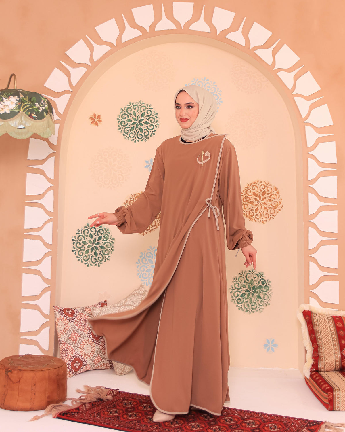 Elif Vav Nakışlı Çıtçıtlı Mısır İpeği Ferace – Camel