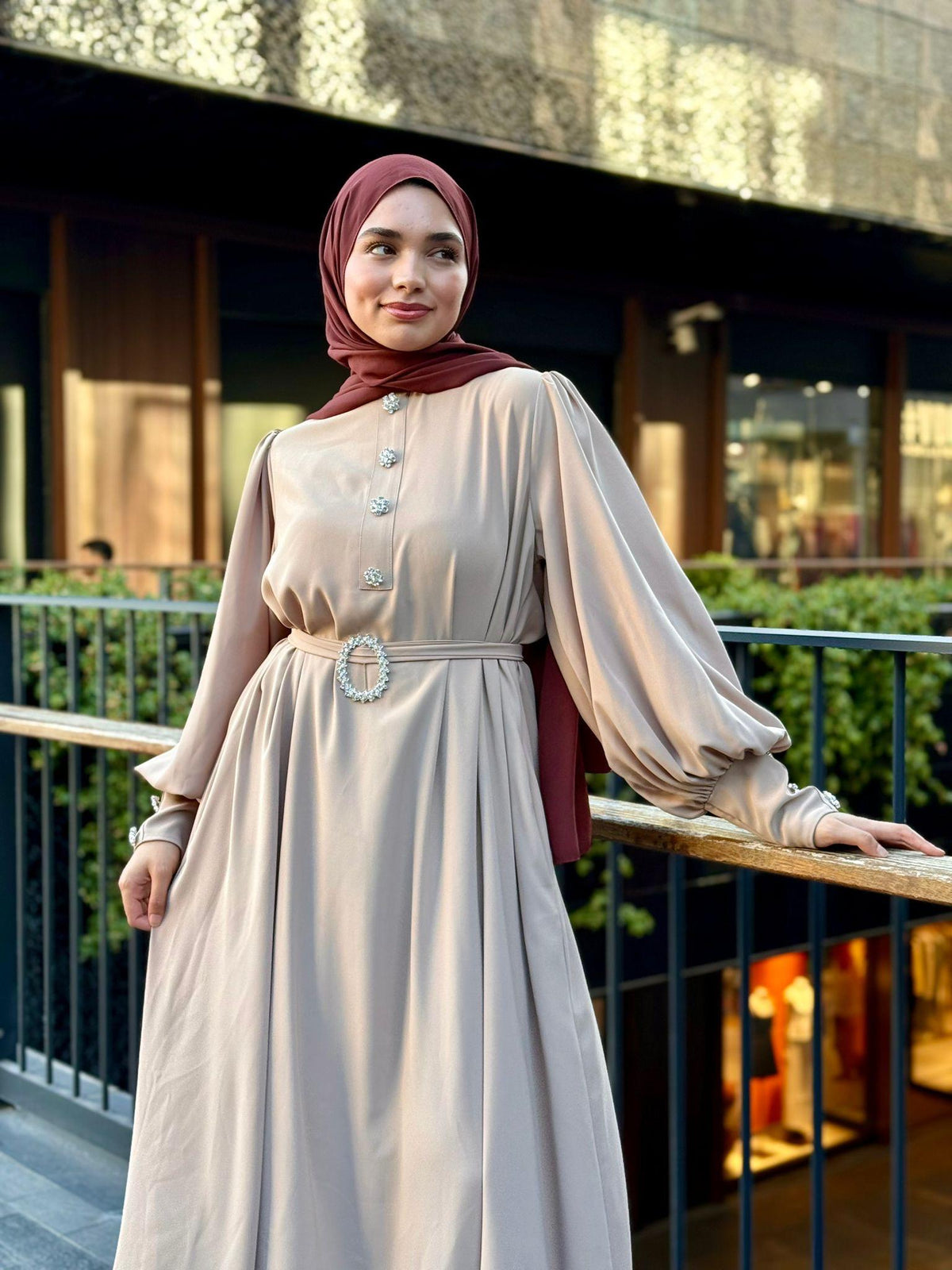 Dubai İpeği Manşeti Fermuarlı Kristal Taşlı Abaya – Bej