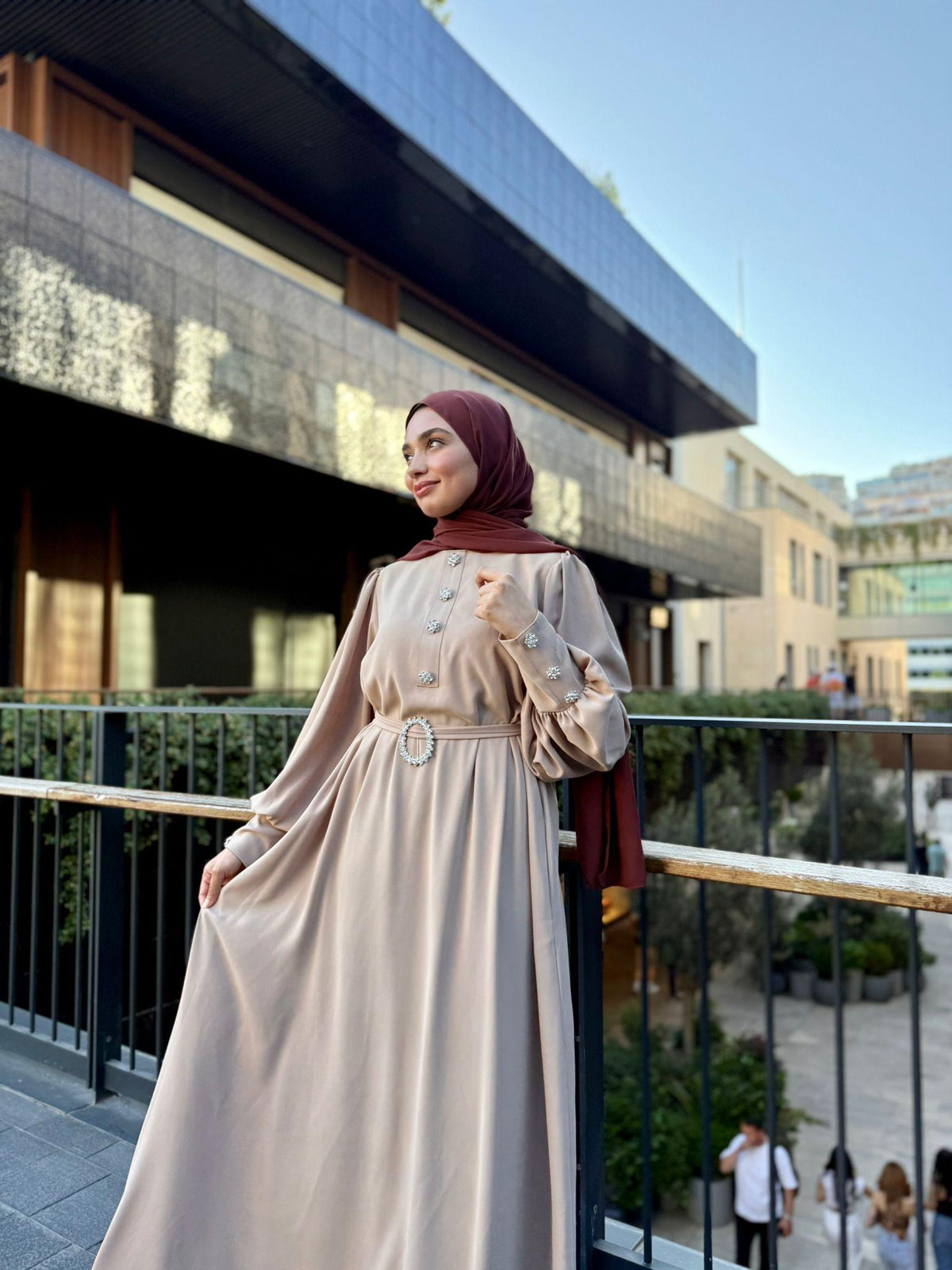 Dubai İpeği Manşeti Fermuarlı Kristal Taşlı Abaya – Bej