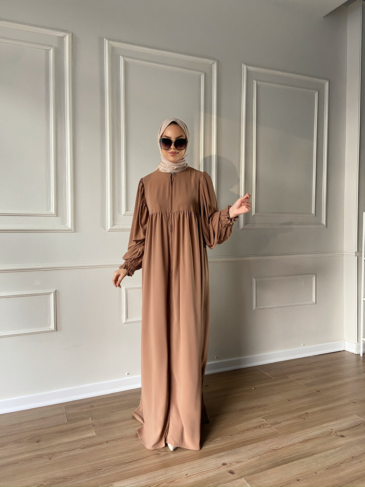 Ponçik Roba Detaylı Balon Kollu Dökümlü Ferace – Camel