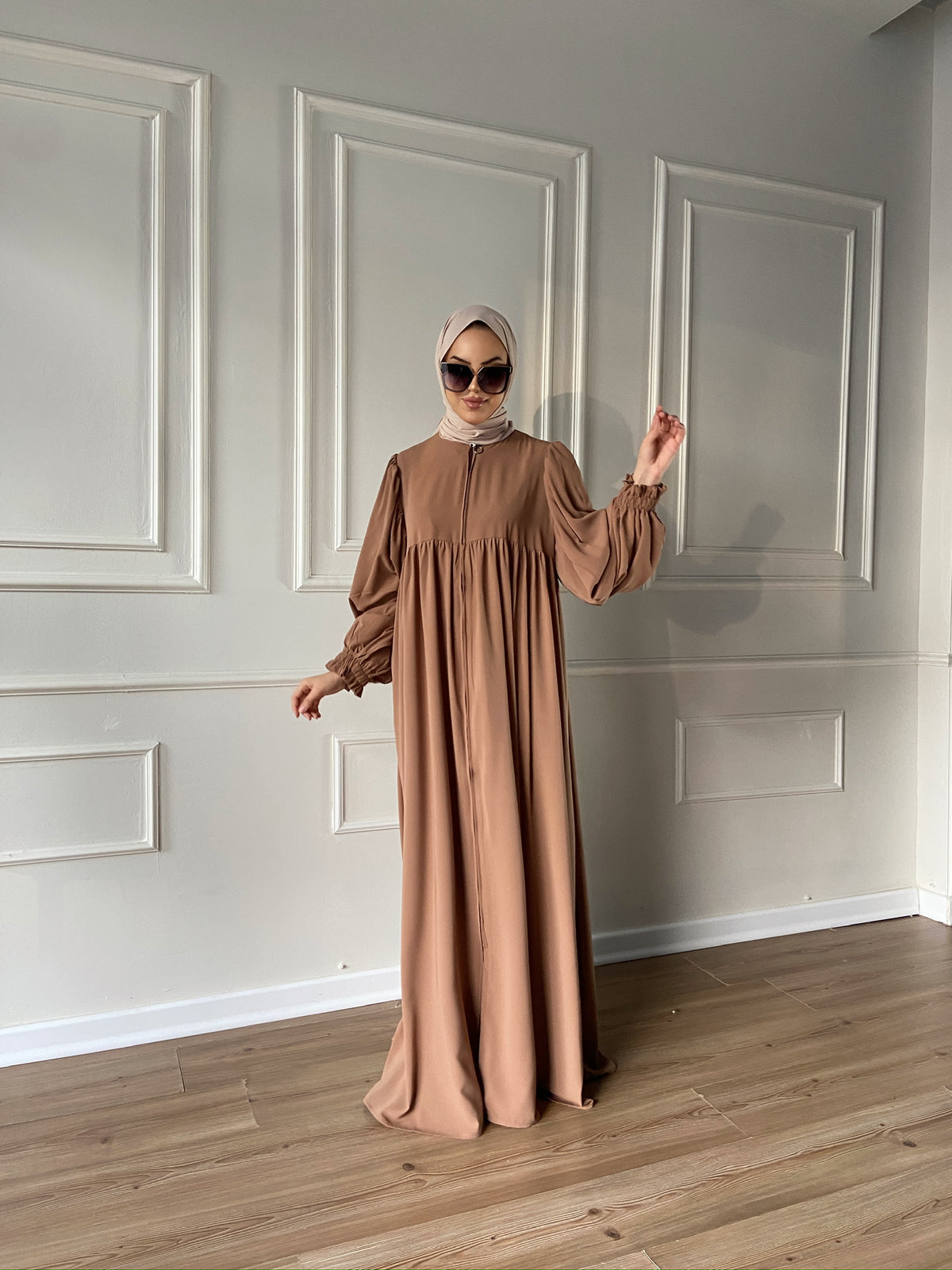 Ponçik Roba Detaylı Balon Kollu Dökümlü Ferace – Camel