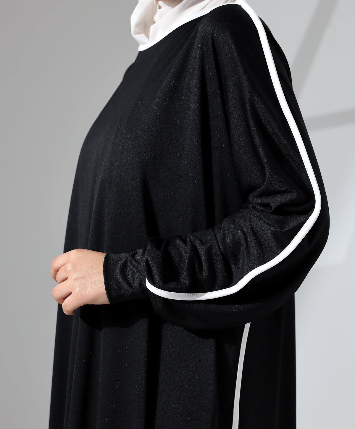 Manşetli Yandan Biyeli Salaş Polyester Namaz Elbisesi - Siyah