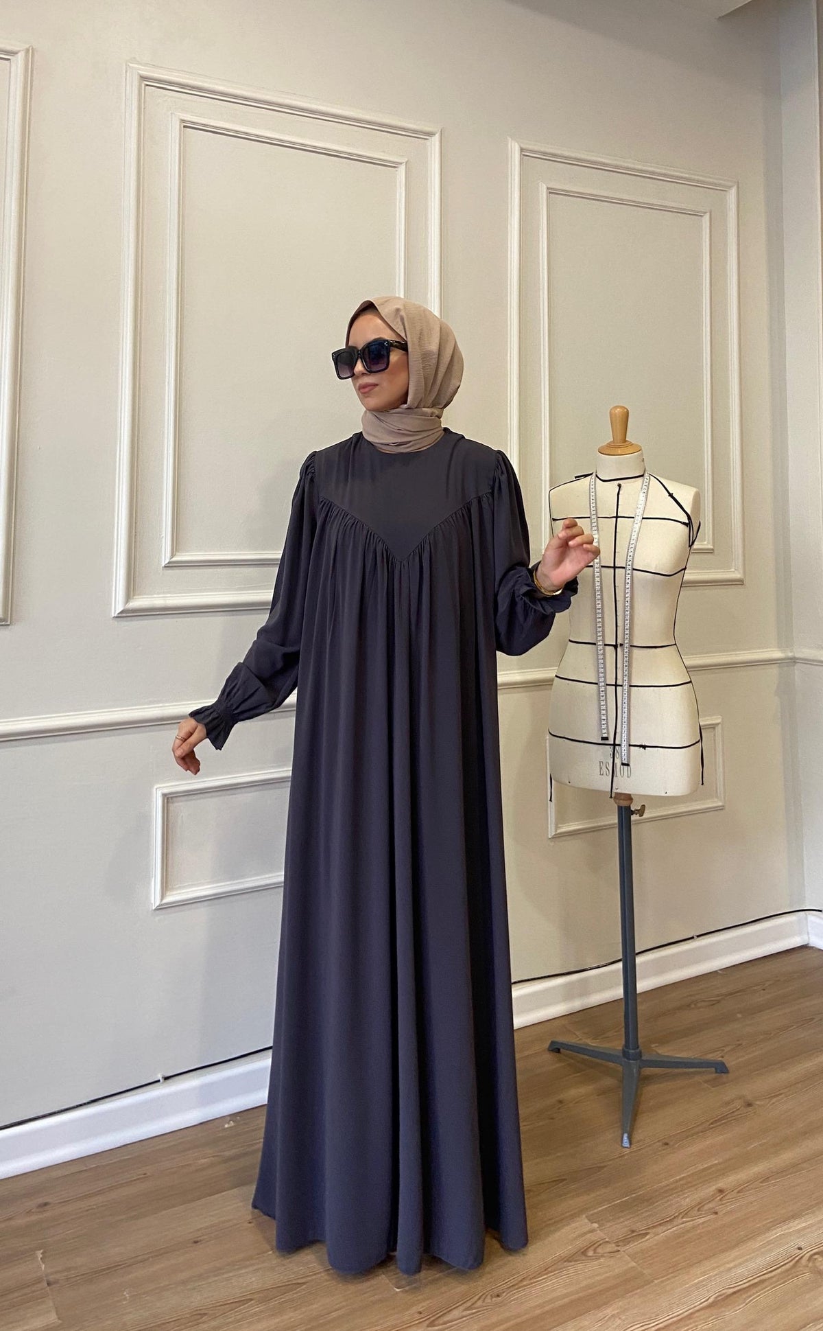 Robadan V Büzgülü Gipe Lastikli Manşetli Oversize Elbise – Antrasit Gri