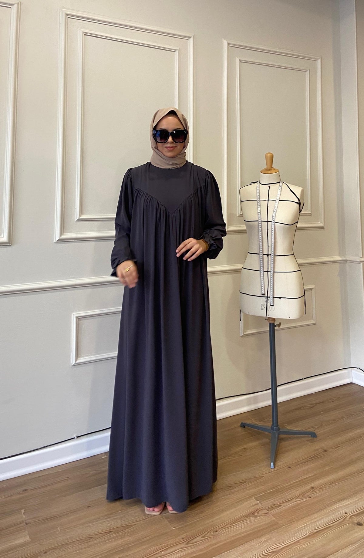 Robadan V Büzgülü Gipe Lastikli Manşetli Oversize Elbise – Antrasit Gri