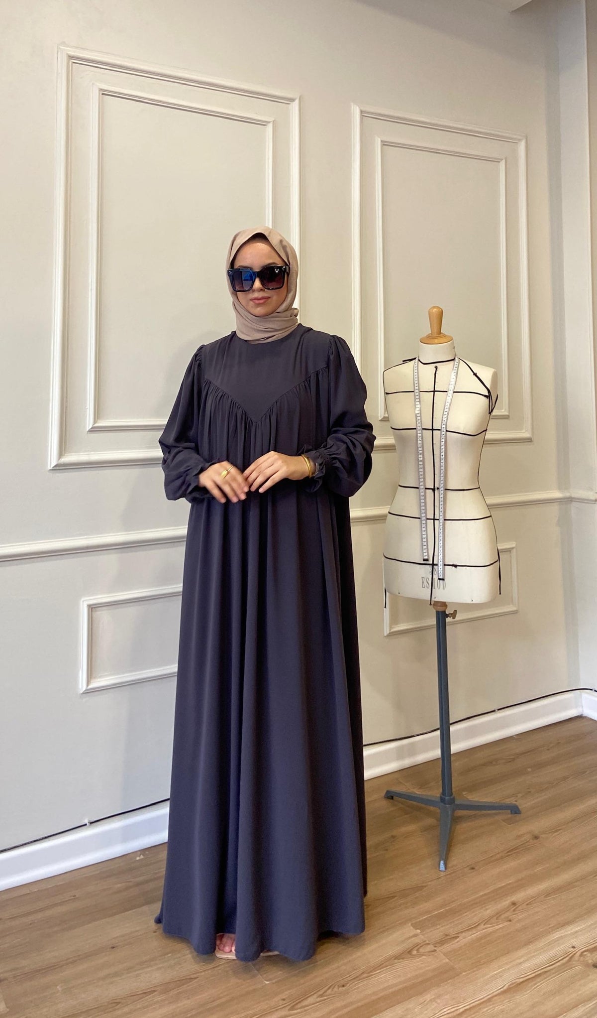Robadan V Büzgülü Gipe Lastikli Manşetli Oversize Elbise – Antrasit Gri