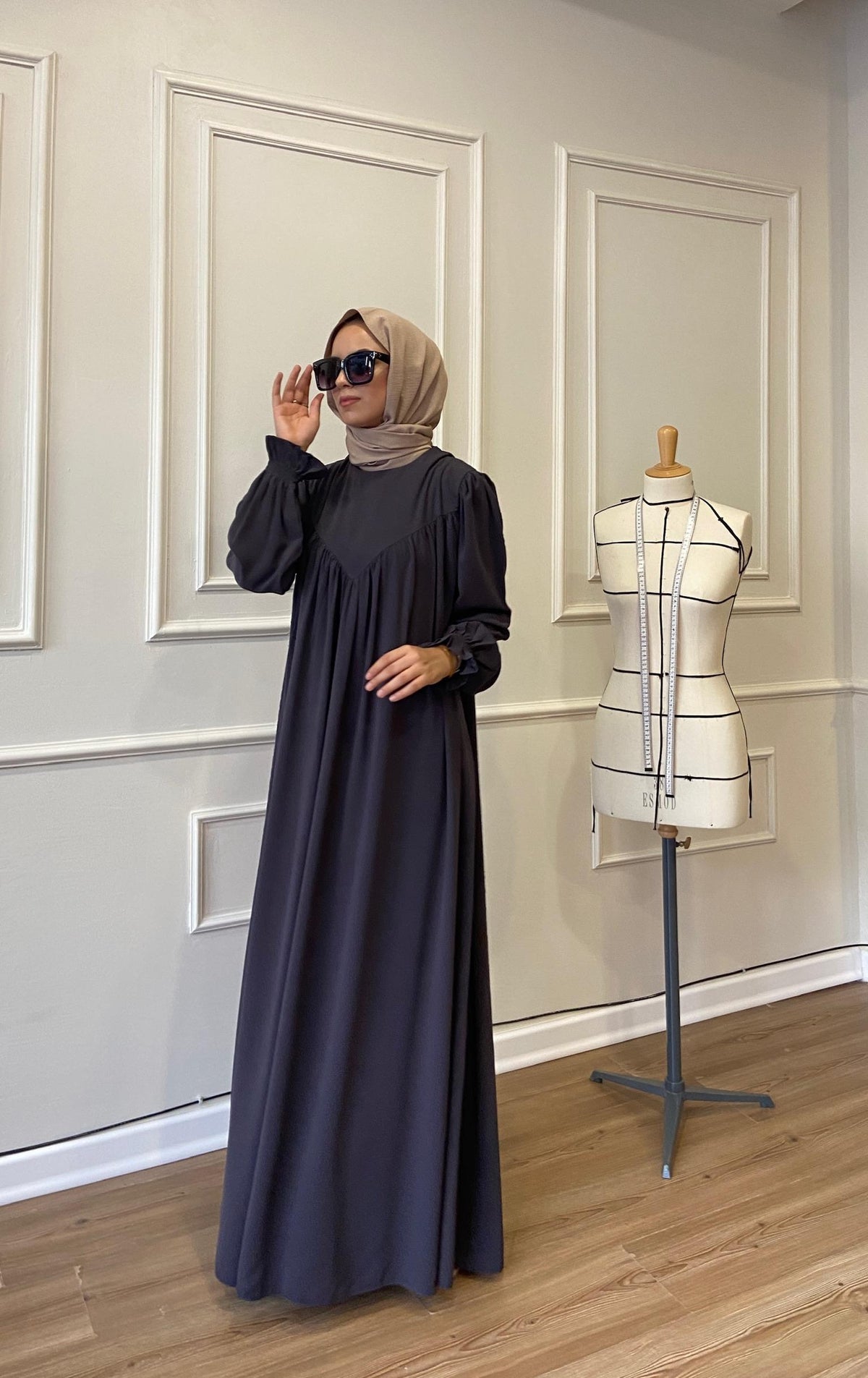 Robadan V Büzgülü Gipe Lastikli Manşetli Oversize Elbise – Antrasit Gri