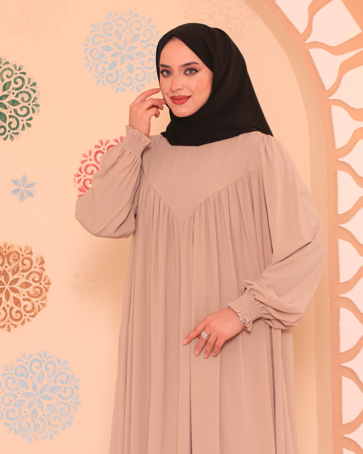 Robadan V Büzgülü Gipe Lastikli Manşetli Oversize Elbise – Bej