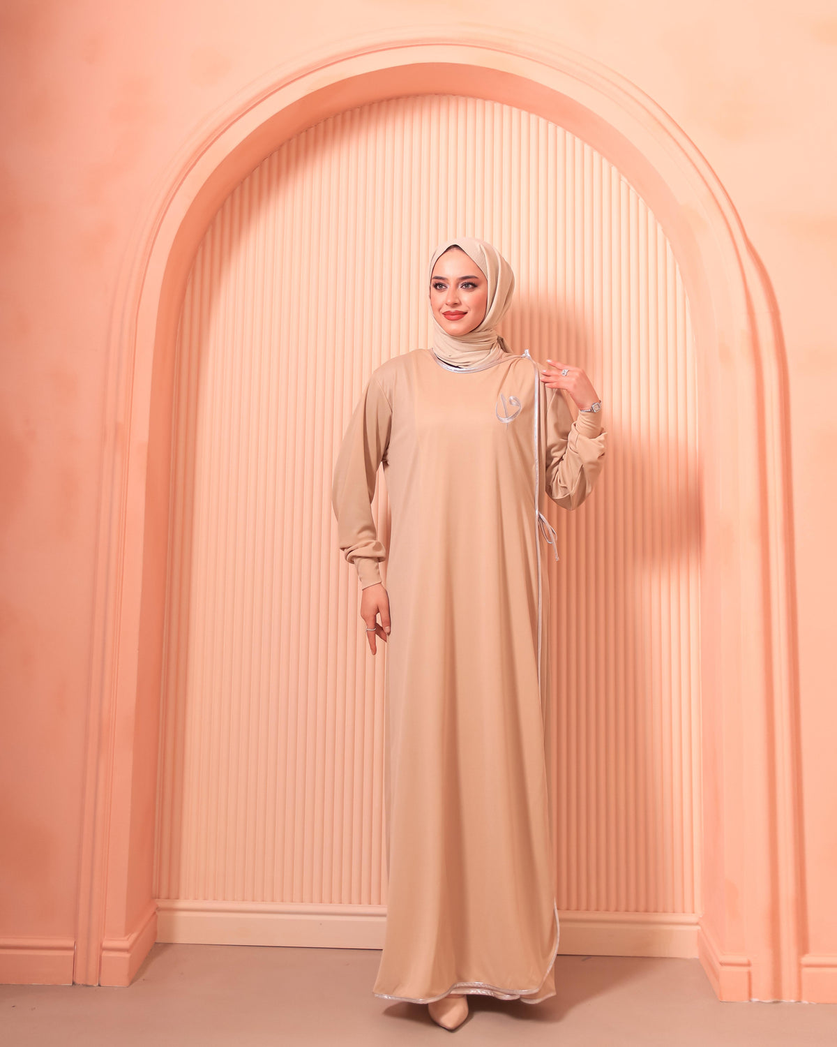 Elif Vav Nakışlı Biyeli Oversize Denye Namaz Feracesi - Bej