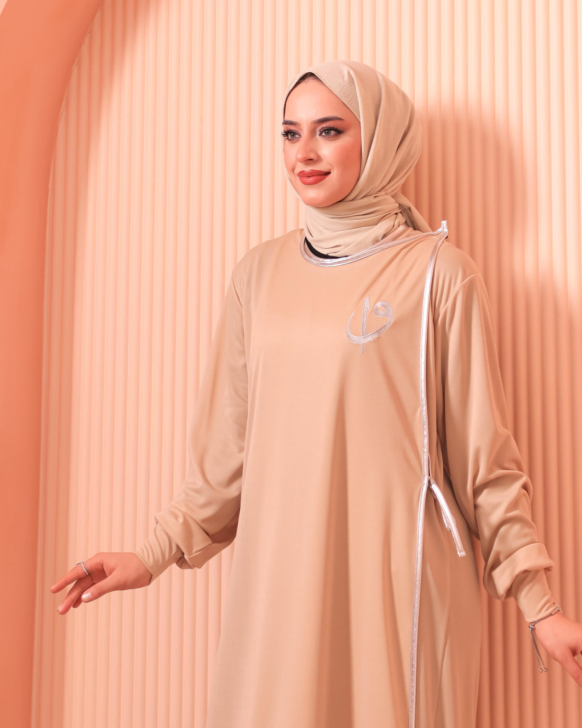 Elif Vav Nakışlı Biyeli Oversize Denye Namaz Feracesi - Bej