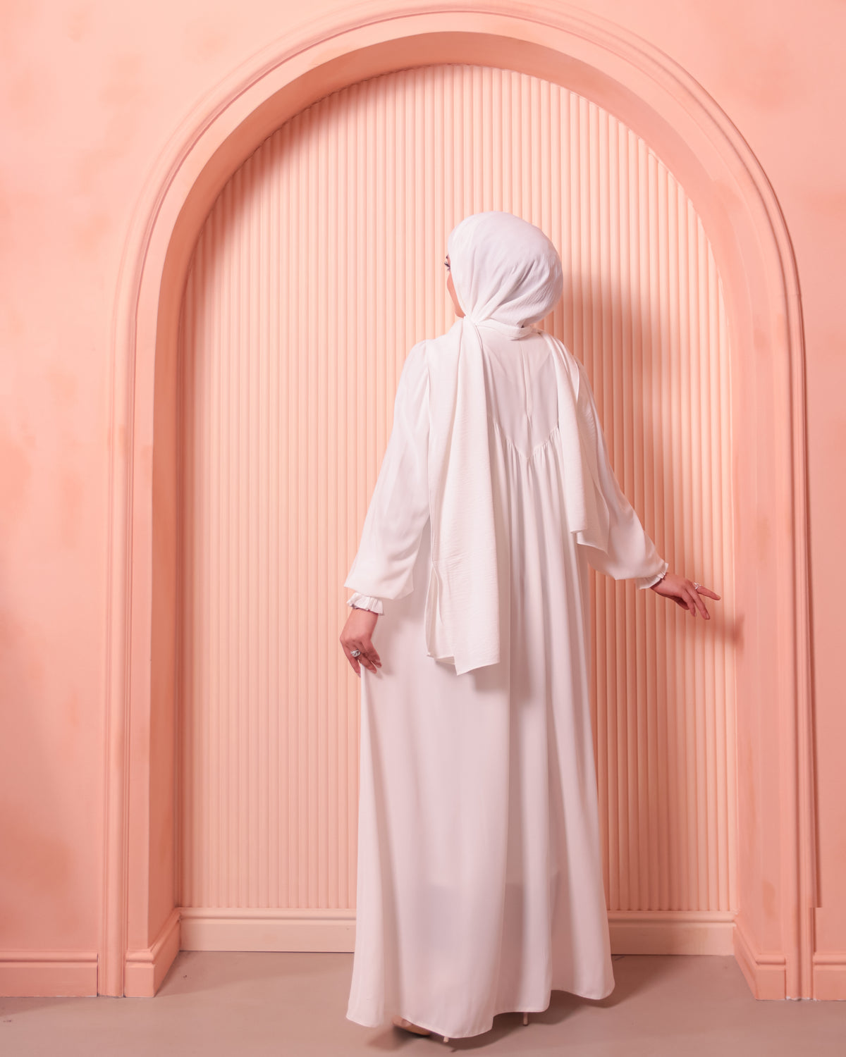 Robadan V Büzgülü Gipe Lastikli Manşetli Oversize Elbise – Beyaz