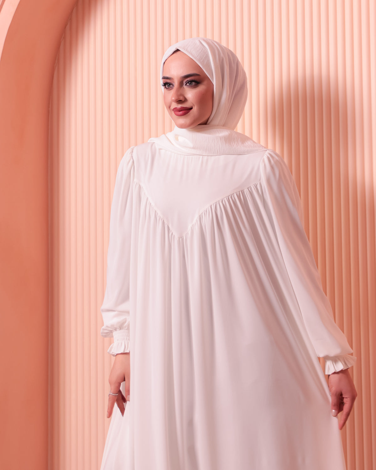 Robadan V Büzgülü Gipe Lastikli Manşetli Oversize Elbise – Beyaz