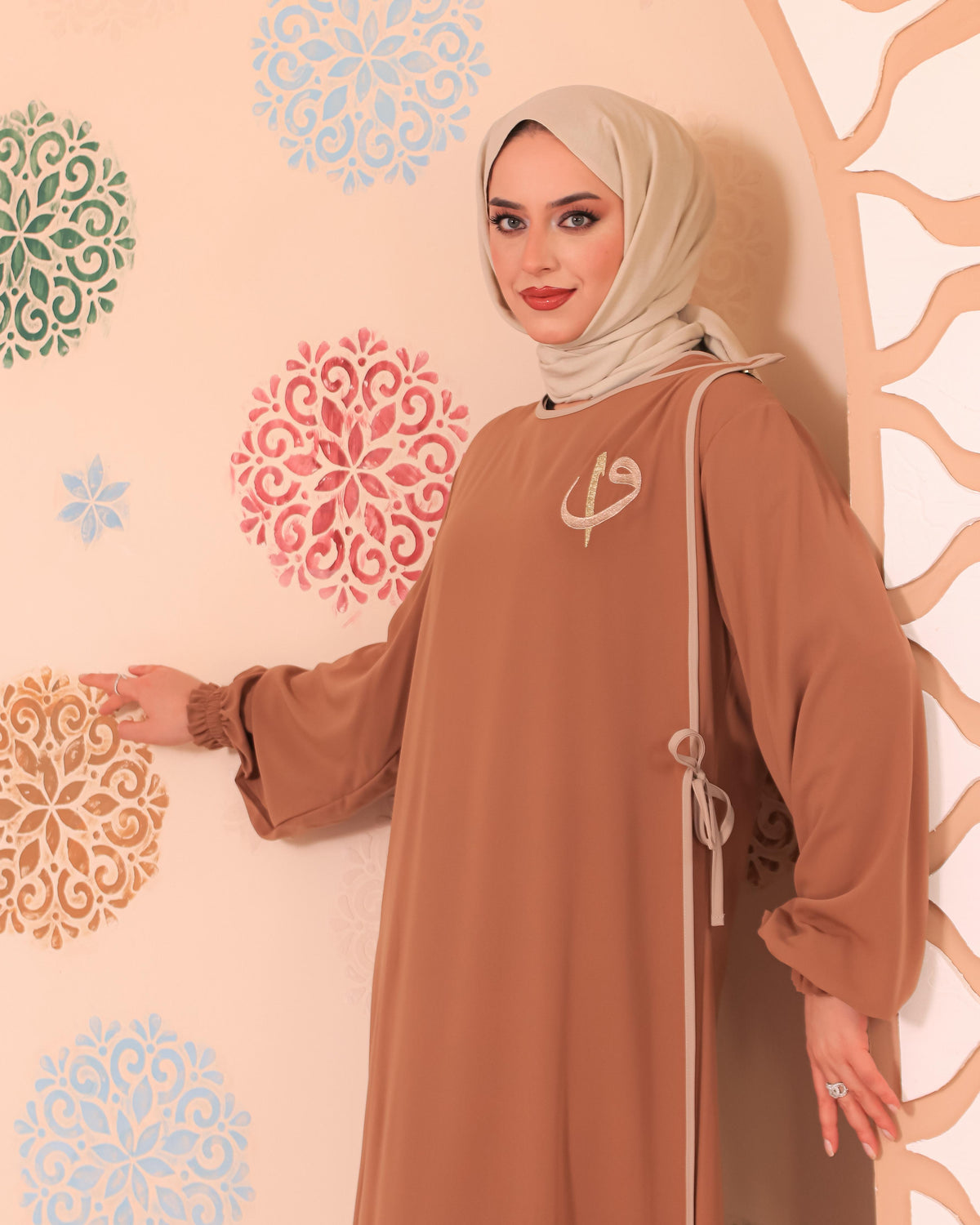 Elif Vav Nakışlı Çıtçıtlı Mısır İpeği Ferace – Camel