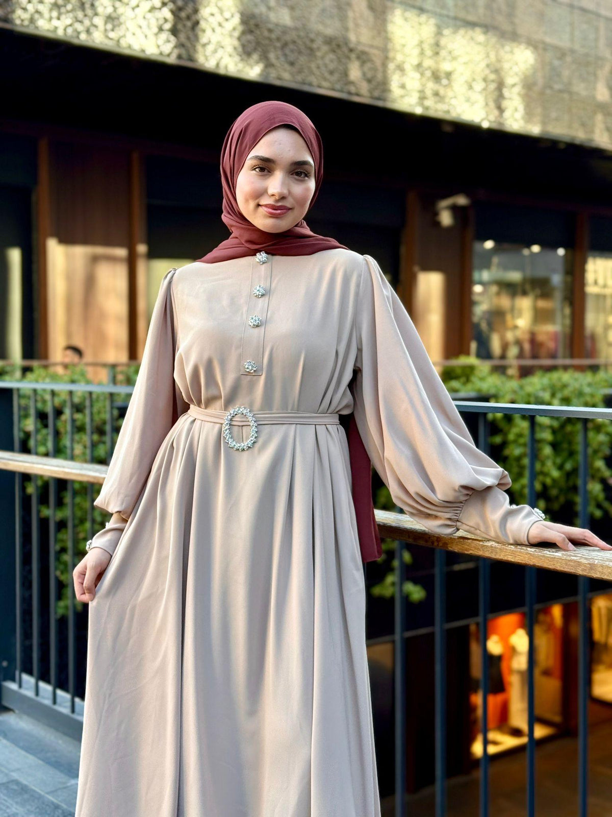 Dubai İpeği Manşeti Fermuarlı Kristal Taşlı Abaya – Bej