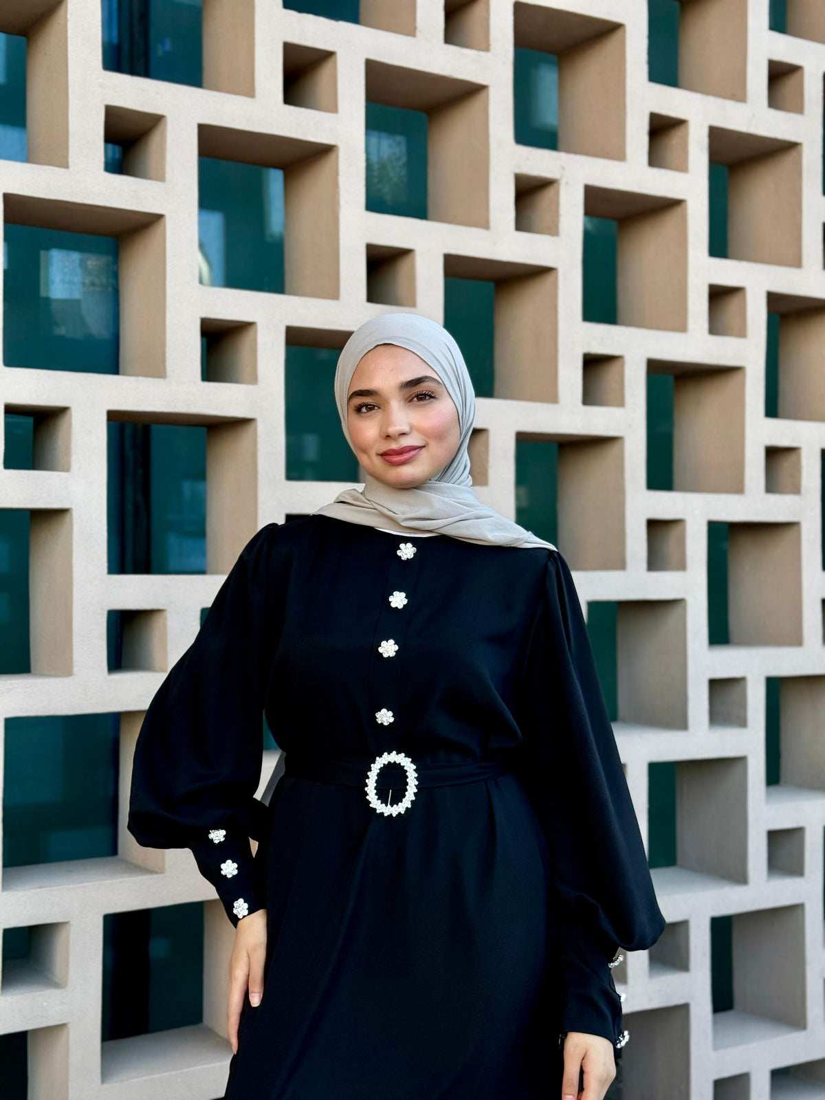 Dubai İpeği Manşeti Fermuarlı Kristal Taşlı Abaya – Siyah