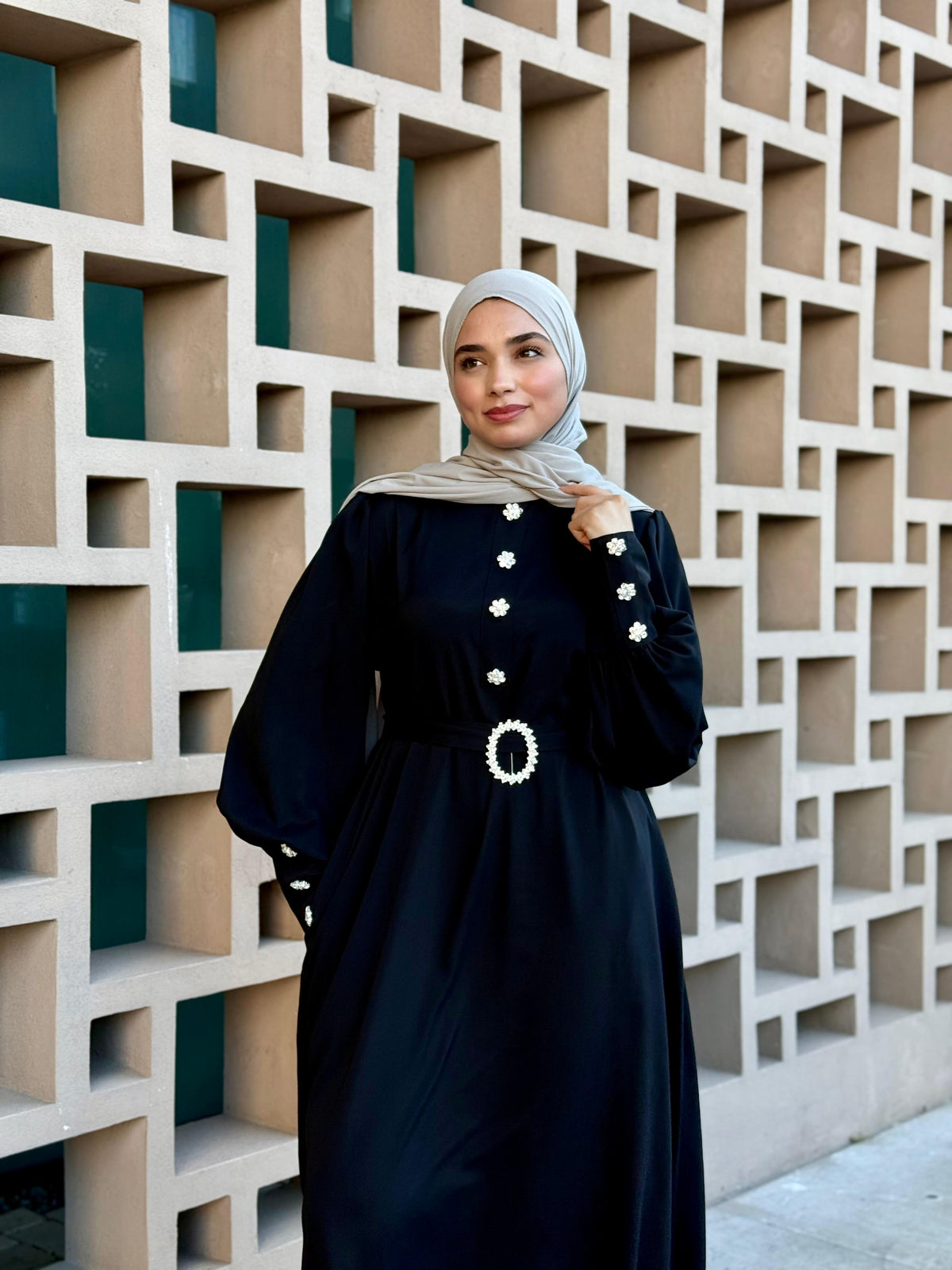 Dubai İpeği Manşeti Fermuarlı Kristal Taşlı Abaya – Siyah