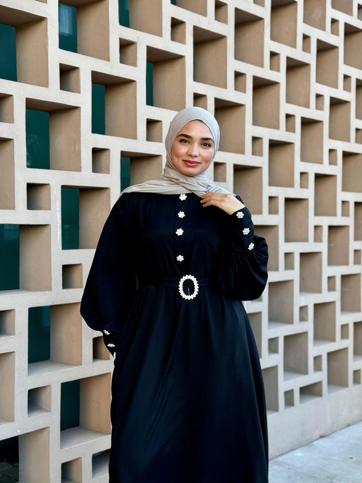 Dubai İpeği Manşeti Fermuarlı Kristal Taşlı Abaya – Siyah