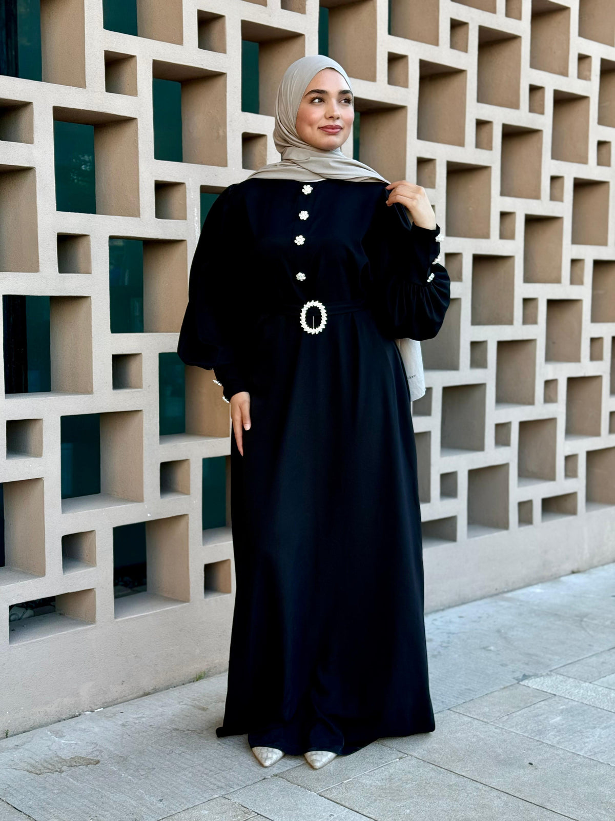 Dubai İpeği Manşeti Fermuarlı Kristal Taşlı Abaya – Siyah
