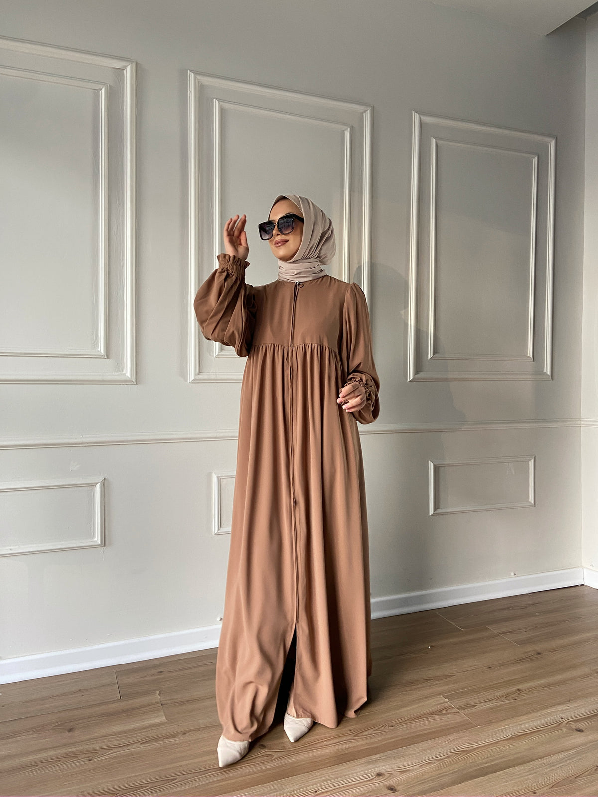 Ponçik Roba Detaylı Balon Kollu Dökümlü Ferace – Camel